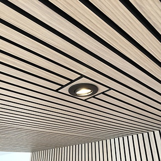 Acuwood akustikpanel med udskæring til loftslampe